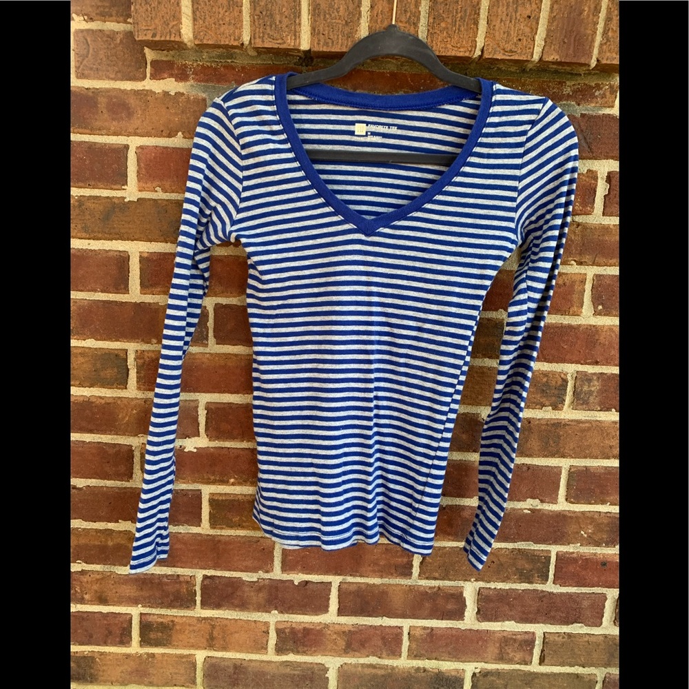 EUC Gap 100% Cotton royal blue and Grey long sleeve V neck T shirt. Size M.